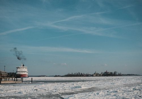 Kuvituskuva uutiseen: K-ryhmän teippauksilla varustettu kuorma-auto näkyi Khamenein hautajaisvideolla Irakissa (kesko, …