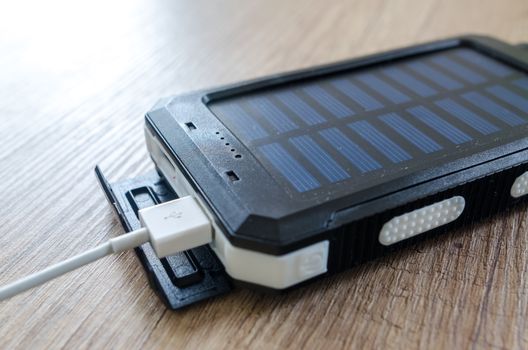 Kuvituskuva uutiseen: Nokia 300 Power Bank yhdistää peruspuhelimen ja varavirtalähteen (nokia, hmd global)