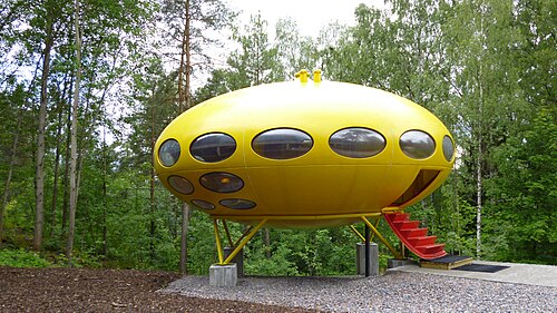 Matti Suurosen suunnittelema keltainen Futuro-talo metsämaisemassa